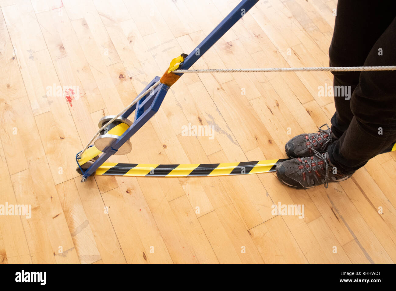 Madrid, Spagna. 2 febbraio 2019. Una persona che utilizza un attrezzo speciale per la maschiatura del roller derby via prima che i giochi del rullo Derby Madrid e Barcellona rullo Darby. © Valentin Sama-Rojo/Alamy Live News. Foto Stock