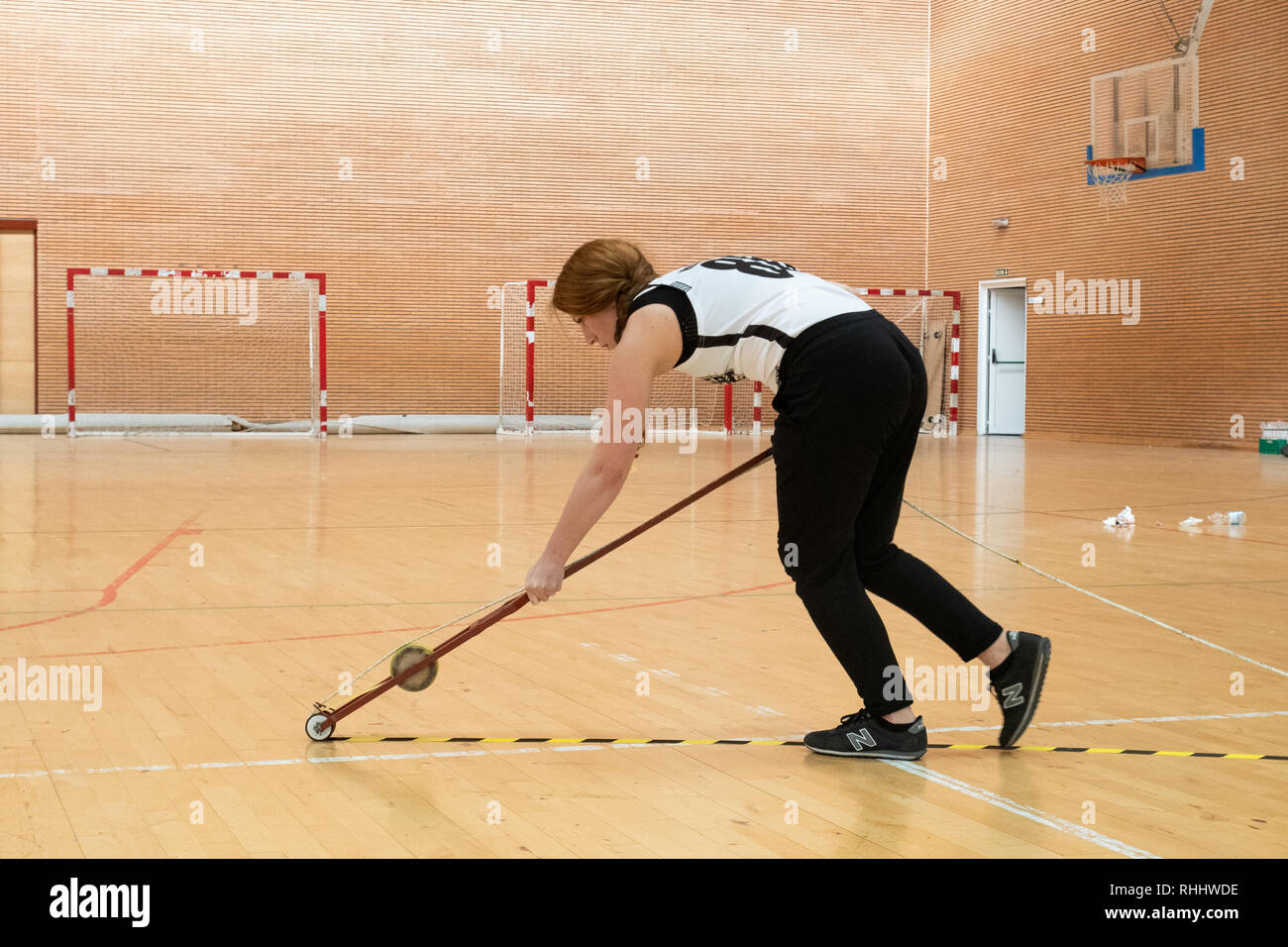 Madrid, Spagna. 2 febbraio 2019. Una persona che utilizza un attrezzo speciale per la maschiatura del roller derby via prima che i giochi del rullo Derby Madrid e Barcellona rullo Darby. © Valentin Sama-Rojo/Alamy Live News. Foto Stock