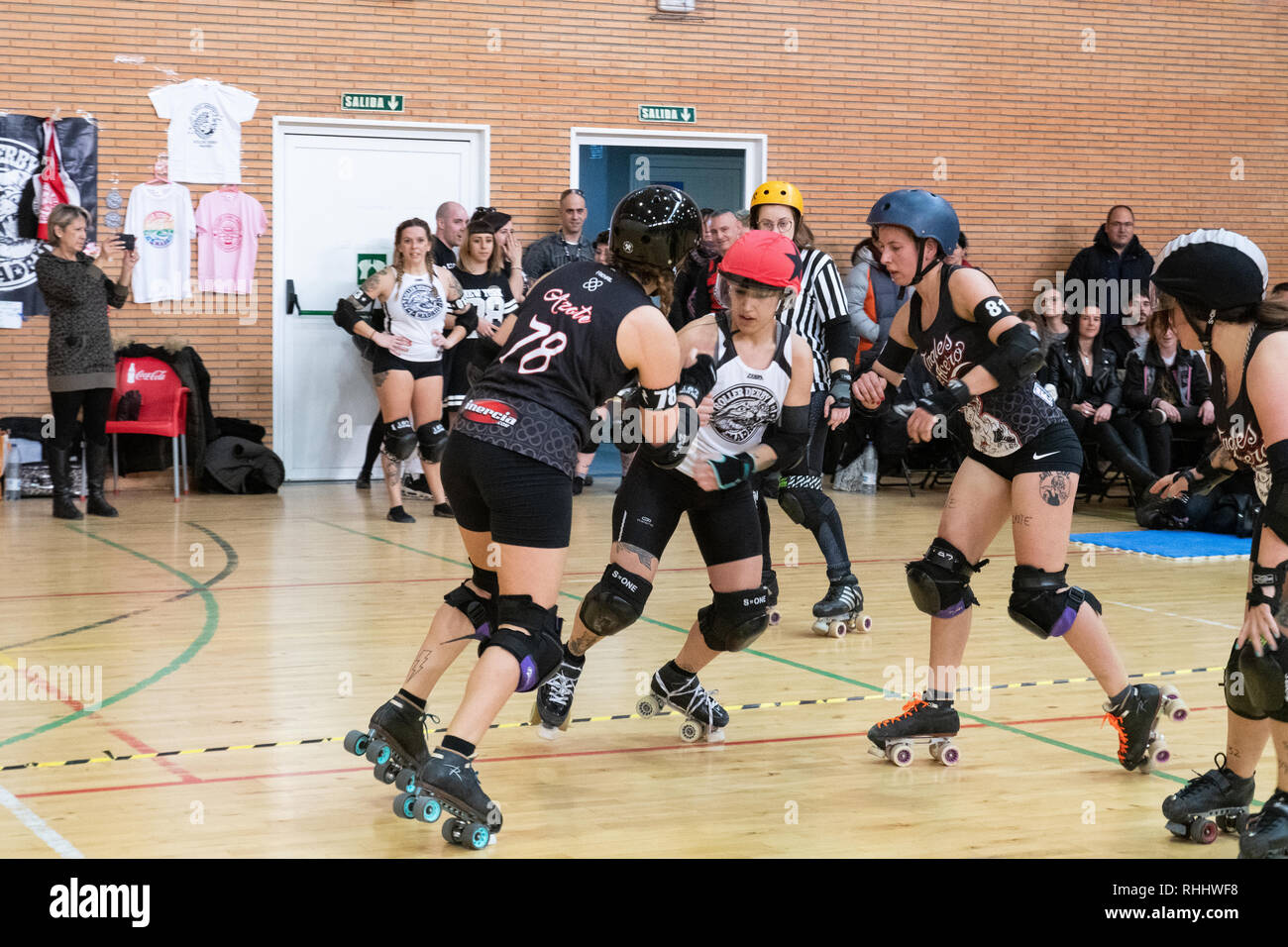 Madrid, Spagna. 2 febbraio 2019. Jammer di Roller Derby Madrid B, #41 Malas Formas, cercando di sfuggire ai giocatori di Barcellona Roller Derby B. © Valentin Sama-Rojo/Alamy Live News. Foto Stock