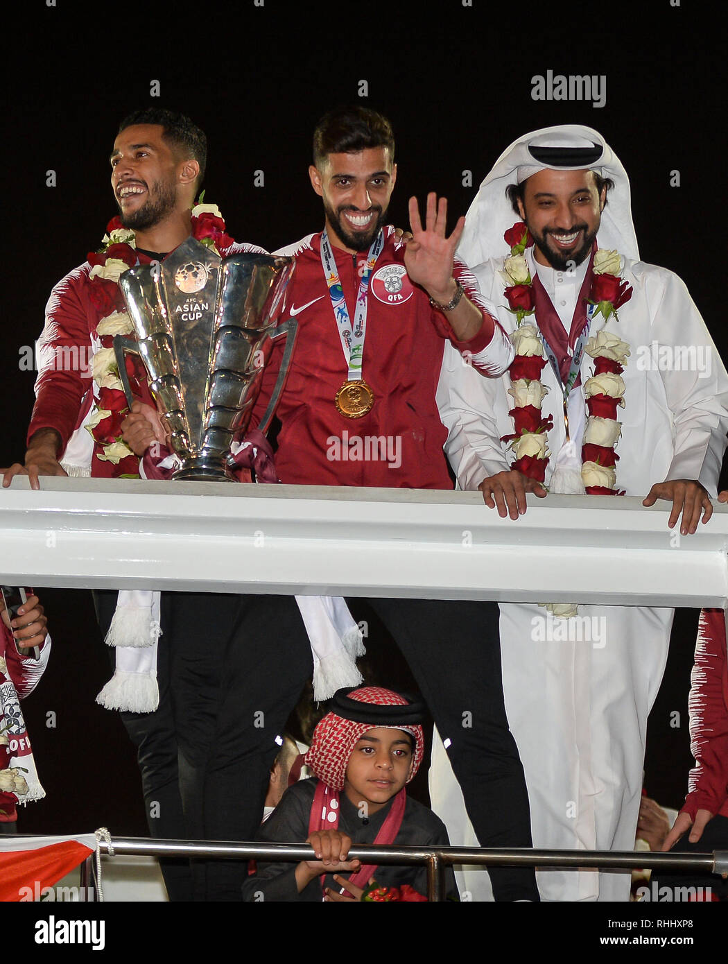 Doha in Qatar. . 2° febbraio 2019. Qatar National Soccer team capitano e inoltrare Hasan Al Haydos (C) onde ai tifosi all'arrivo all'Aeroporto Internazionale di Doha a Doha, in Qatar nel Febbraio 2, 2019. Il Qatar ha vinto 3-1 sul Giappone per rivendicare il titolo di AFC Asian Cup per la prima volta. Credito: Nikku/Xinhua/Alamy Live News Foto Stock