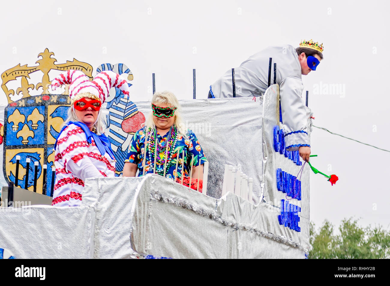 Dauphin Island, Alabama, Stati Uniti d'America. 2° febbraio 2019. Un membro di un Mardi Gras krewe dà un fiore per uno spettatore al Krewe de la Dauphine Mardi Gras Parade, Febbraio 2, 2019, in Dauphin Island, Alabama. Il Delfino isola parade inaugura la gazzetta Mardi Gras Parade stagione nel Mobile, Alabama. (Foto di Carmen K. Sisson/Cloudybright) Credito: Carmen K. Sisson/Cloudybright/Alamy Live News Foto Stock