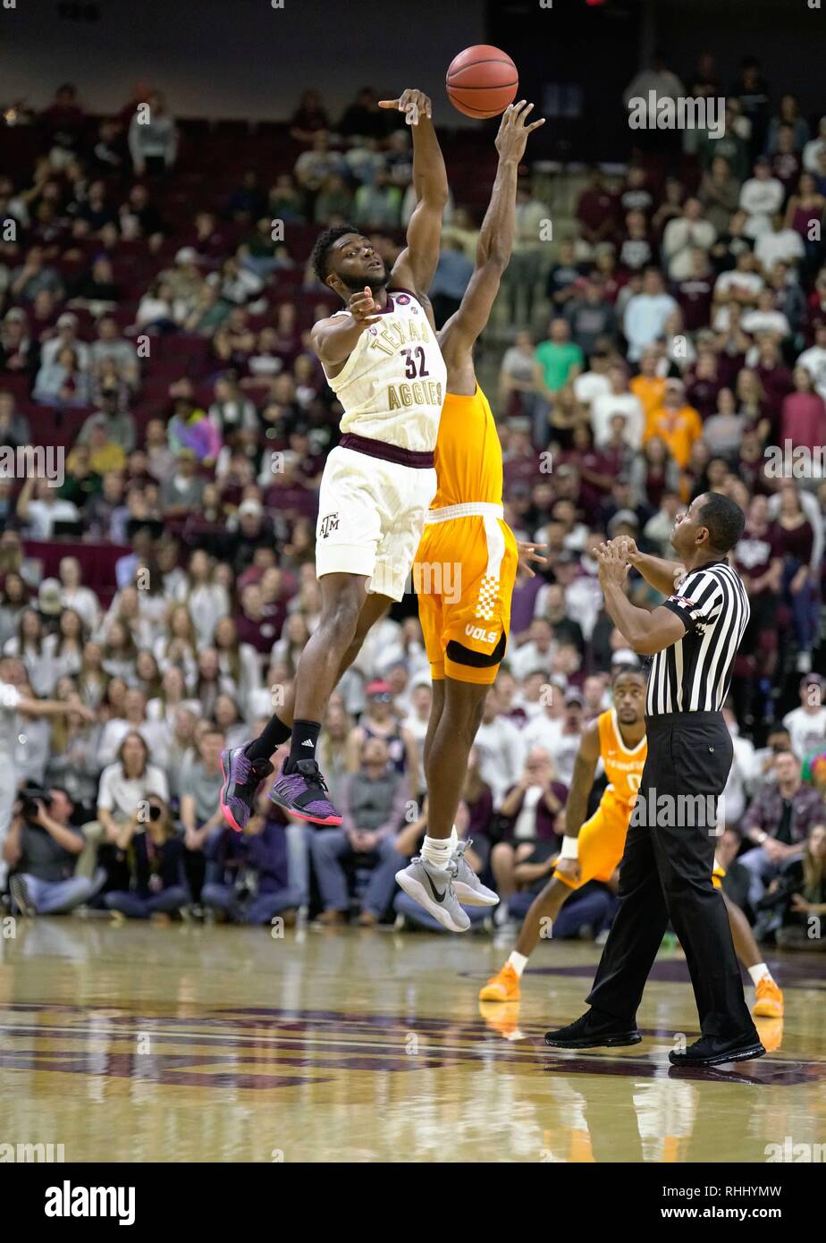 Texas, Stati Uniti d'America. 2° febbraio 2019. Texas A&M JOSH NEBO (32) e KYLE ALLEN (11) Suggerimenti off nel primo semestre a Reed Arena. Credito: Jerome Hicks/ZUMA filo/Alamy Live News Foto Stock