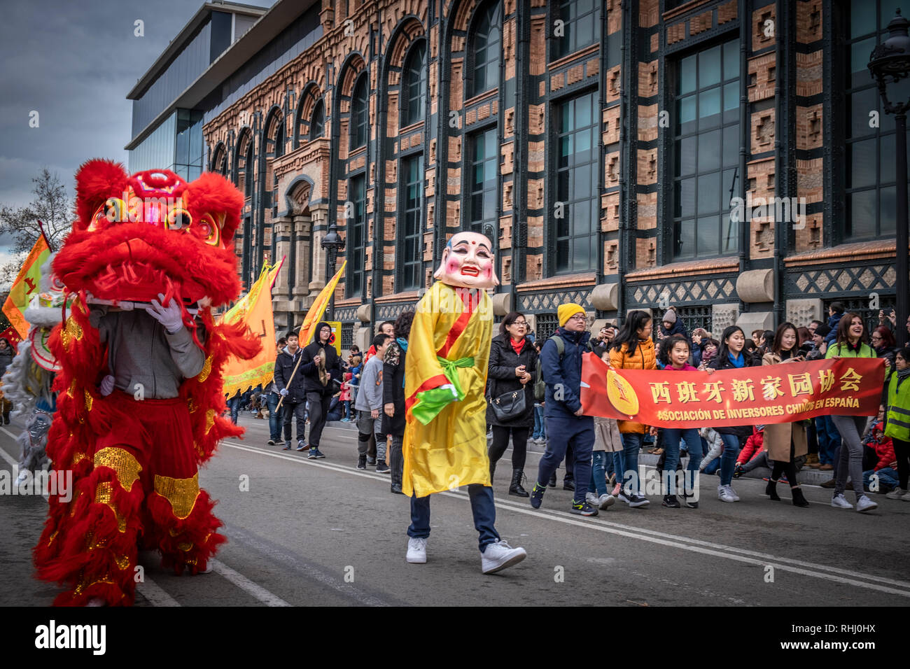 Barcellona, Spagna. 2° febbraio 2019. Draghi e cinese tradizionale figure sono visibili durante la sfilata di un corteo per festeggiare il nuovo anno cinese 2019. I membri della comunità cinese erano accompagnati dal Sindaco di Barcellona, Ada Colau e altre autorità municipali. 2019 porterà fortuna per i nati sotto il maiale. Credito: SOPA Immagini limitata/Alamy Live News Foto Stock