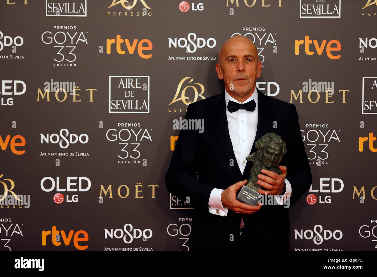 Sevilla, Spagna. 2° febbraio 2019. Josu Inchaustegui detiene il miglior fotografia award per il film "La sombra de la ley' durante la trentatreesima edizione del Cinema Goya Awards di Siviglia. Credito: SOPA Immagini limitata/Alamy Live News Foto Stock