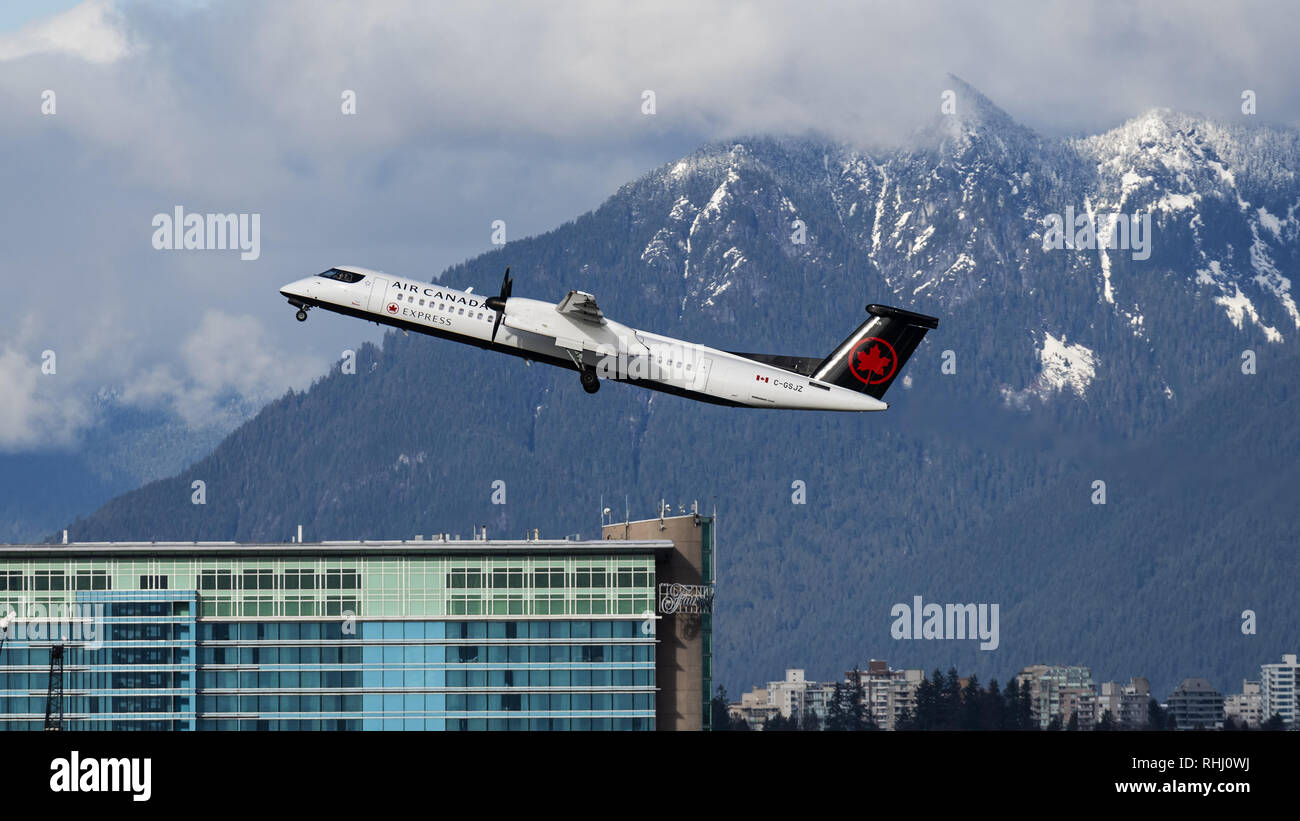 Richmond, British Columbia, Canada. 2° febbraio 2019. Un Air Canada Express Bombardier Dash 8 Q400 turboelica aereo regionale (C-GSJZ) decolla dall'Aeroporto Internazionale di Vancouver. L'aereo di linea è di proprietà e gestito da Jazz aviazione e vola sotto contratto per Air Canada. Credito: Bayne Stanley/ZUMA filo/Alamy Live News Foto Stock