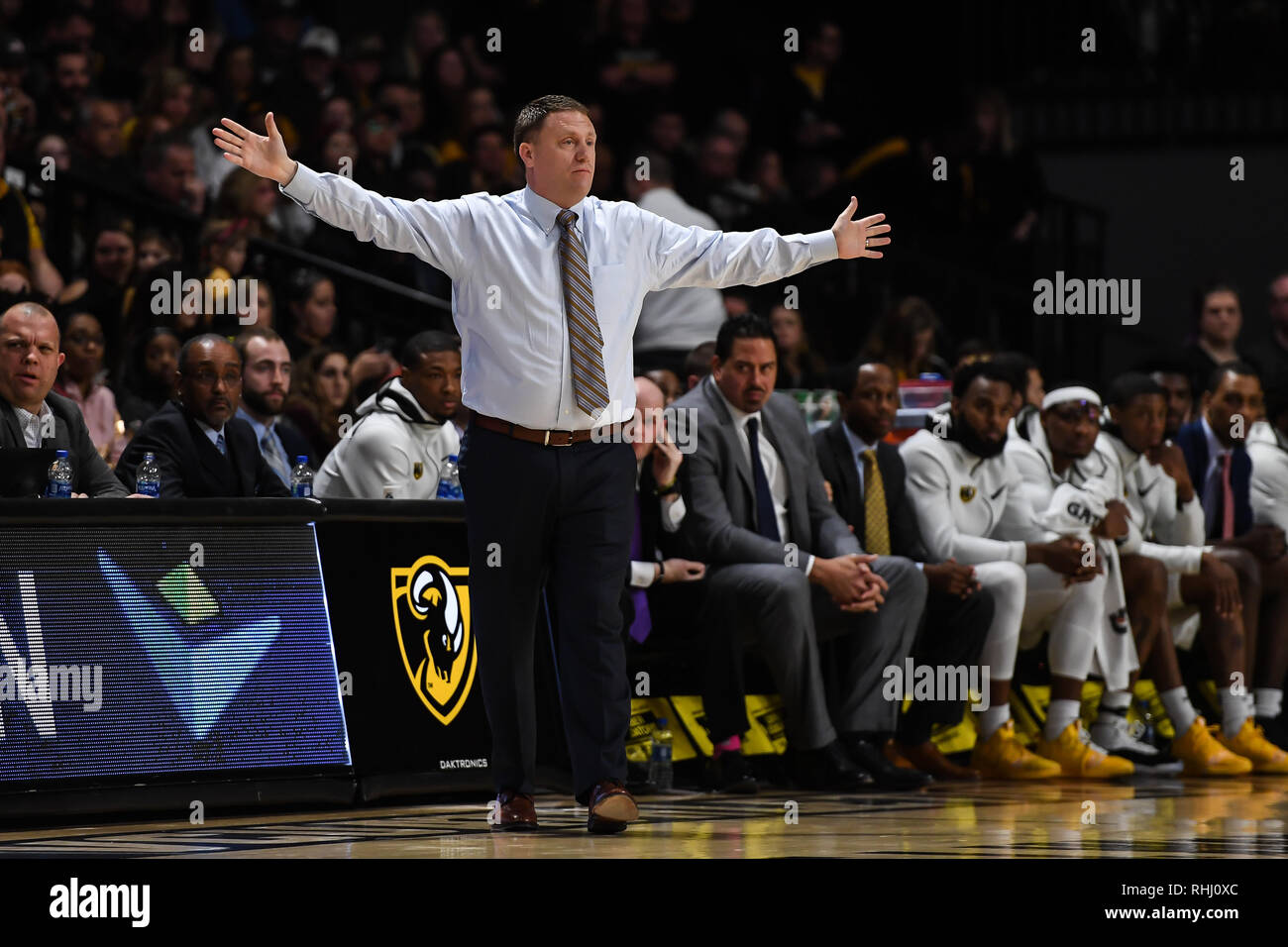 Richmond, Virginia, Stati Uniti d'America. Il 7 gennaio, 2016. La VCU Rams capo allenatore Mike RHOADES in azione durante il gioco presso il Siegal Centro in College Park, Maryland. Credito: Amy Sanderson/ZUMA filo/Alamy Live News Foto Stock