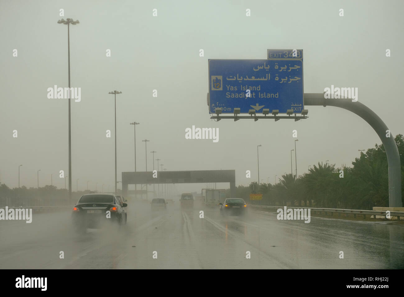 Abu Dhabi, negli Emirati Arabi Uniti. 3 febbraio 2019. Veicoli sulla strada mentre piove di Abu Dhabi. Credito: Fahd Khan/Alamy Live News Foto Stock
