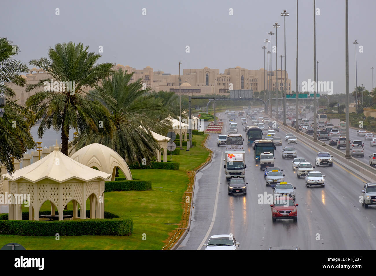 Abu Dhabi, negli Emirati Arabi Uniti. 3 febbraio 2019. Veicoli sulla strada mentre piove di Abu Dhabi. Credito: Fahd Khan/Alamy Live News Foto Stock