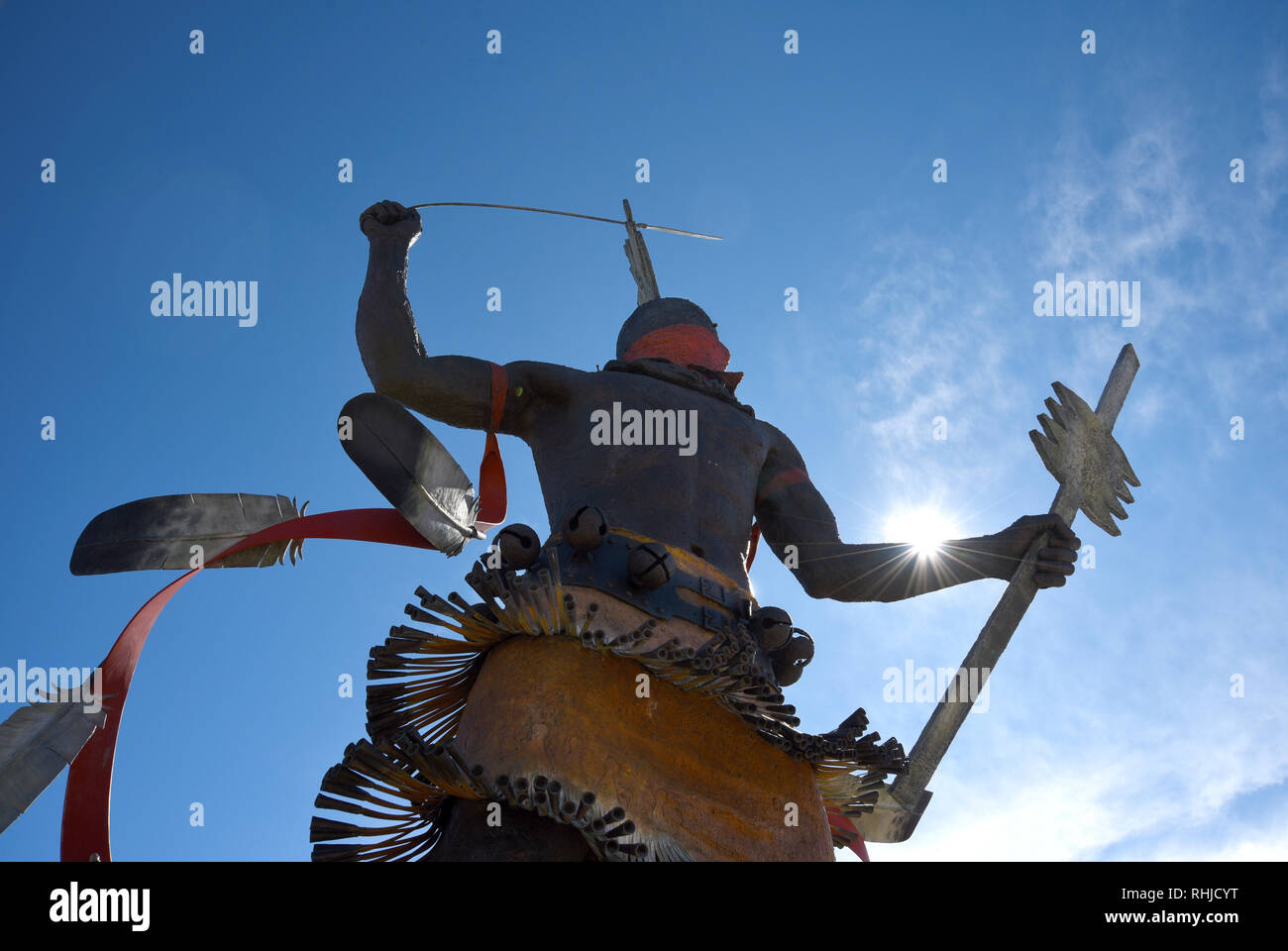 Una scultura in bronzo dal titolo 'Apache Mountain Spirit Dancer" da Craig Dan Goseyun presso il Museo di Arte Indiana & Cultura a Santa Fe, New Mexico Foto Stock
