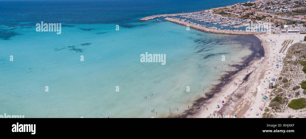 Sa rapita, Mallorca, Spagna. Incredibile antenna fuco paesaggio affascinante del Es Rapita spiaggia e mare turchese Foto Stock
