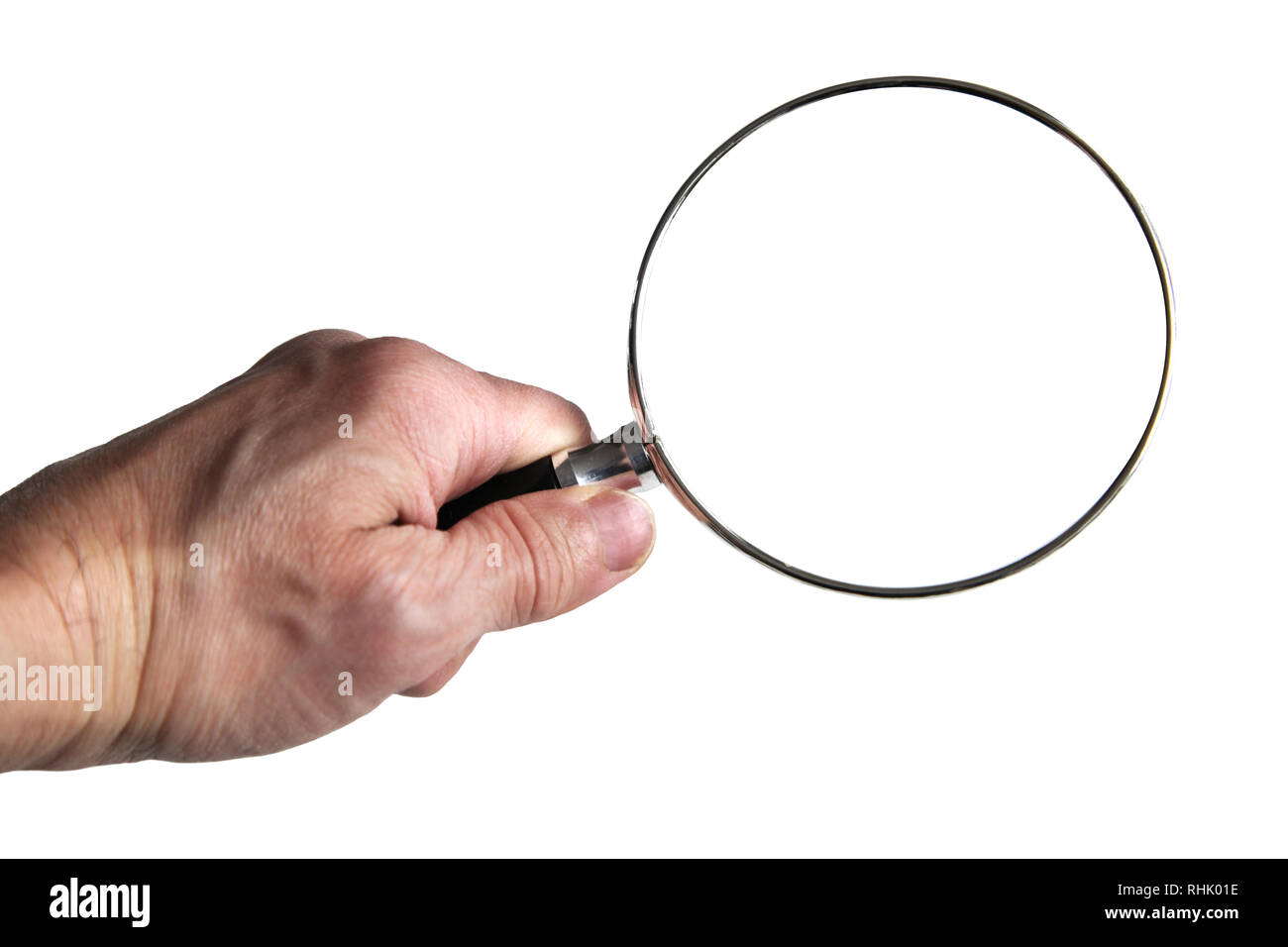 Mano che tiene una lente di ingrandimento sopra le parole di leggere la stampa Fine su sfondo bianco. Foto Stock