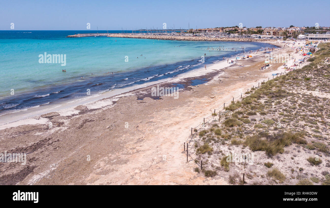 Sa rapita, Mallorca, Spagna. Paesaggio aerea della spiaggia e del mare turchese Foto Stock