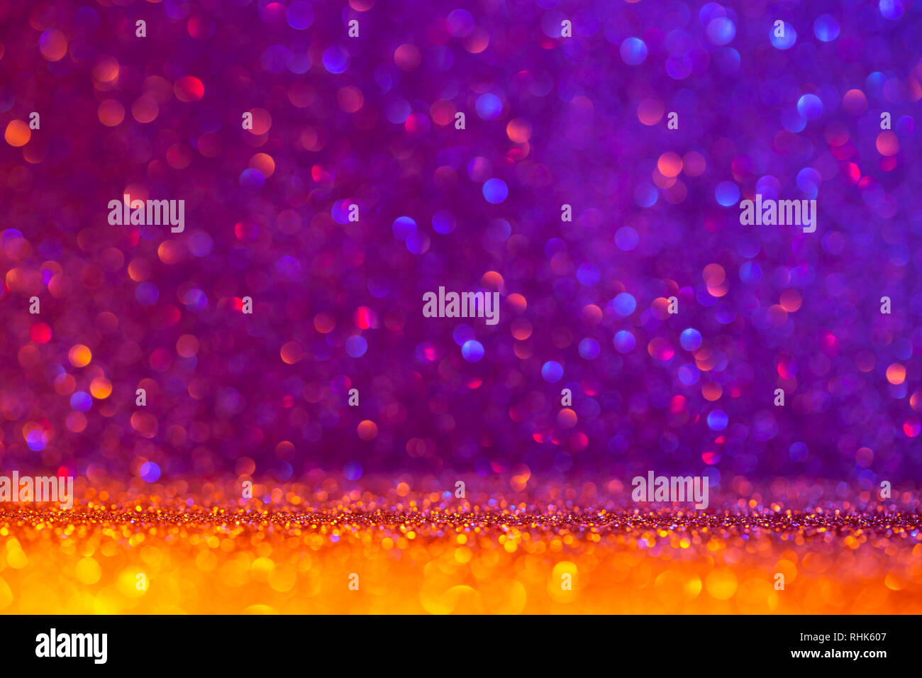 Sfondo astratto riempito con multicolore oro lucido e viola glitter Foto Stock