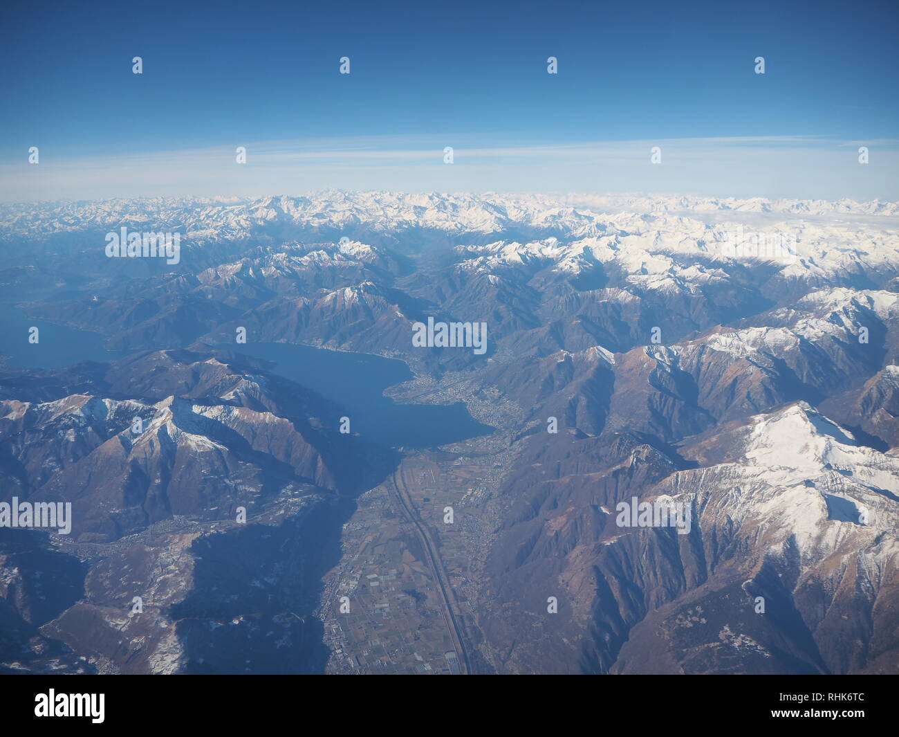 Antenna paesaggio delle Alpi in Europa durante la stagione invernale con neve fresca. La vista dalla finestra dell'aeroplano Foto Stock