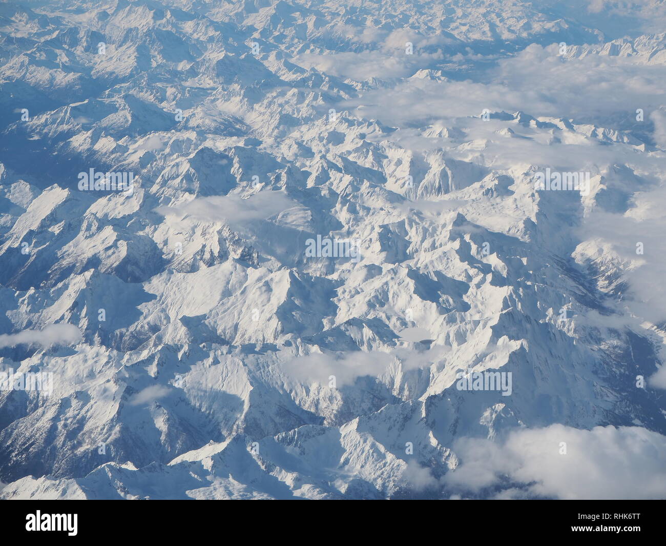 Antenna paesaggio delle Alpi in Europa durante la stagione invernale con neve fresca. La vista dalla finestra dell'aeroplano Foto Stock