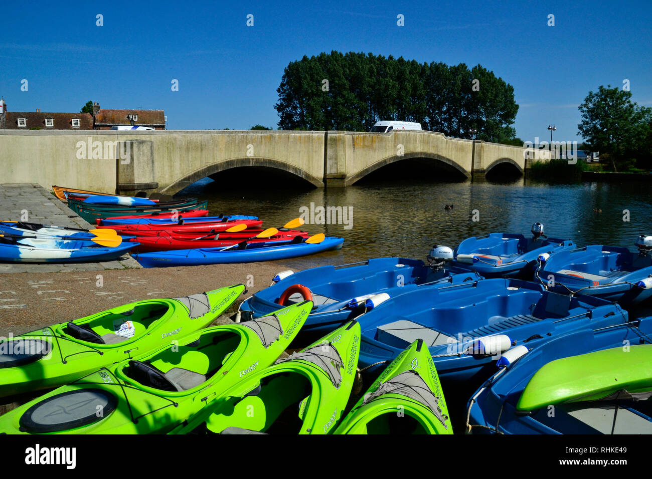 Canoe e pedalò, accanto al ponte stradale a Wareham in Dorset, Regno Unito. Il fiume Frome, Wareham. Foto Stock