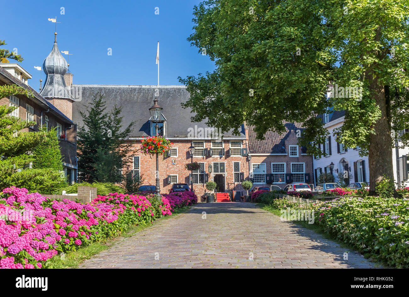 Street con fiori che conduce al castello di Coevorden, Olanda Foto Stock