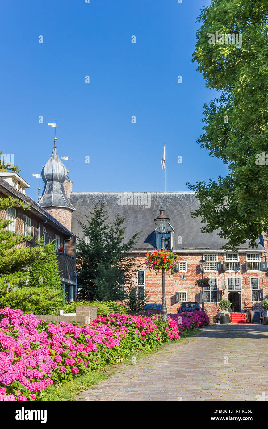 Street con fiori che conduce al castello di Coevorden, Olanda Foto Stock