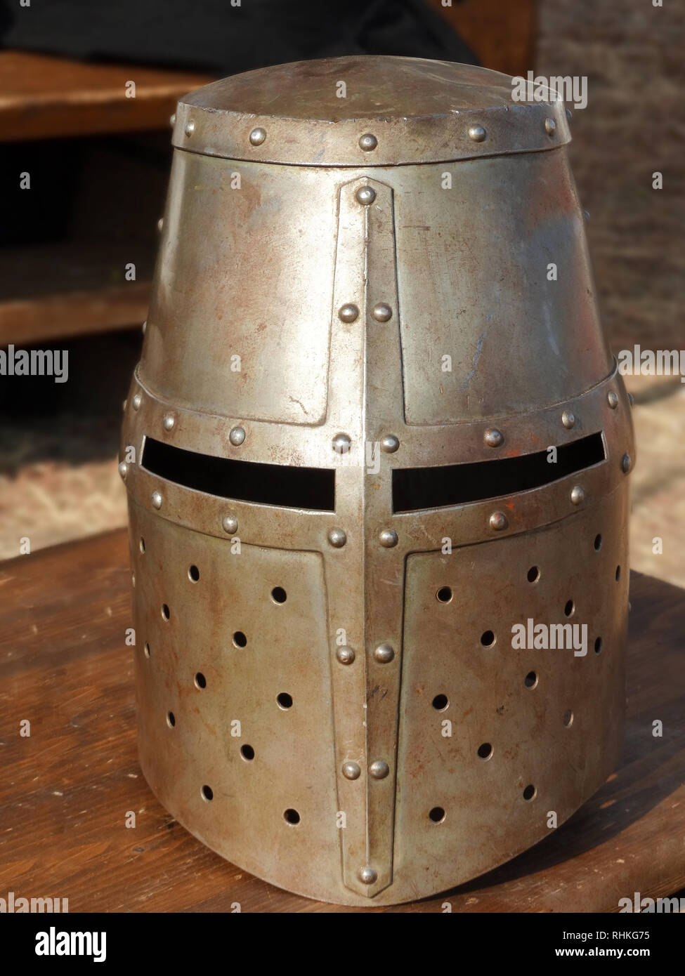 Il Crociato grande timone con sommità piatta con occhi piccoli aperture utilizzate nelle battaglie medievali Foto Stock