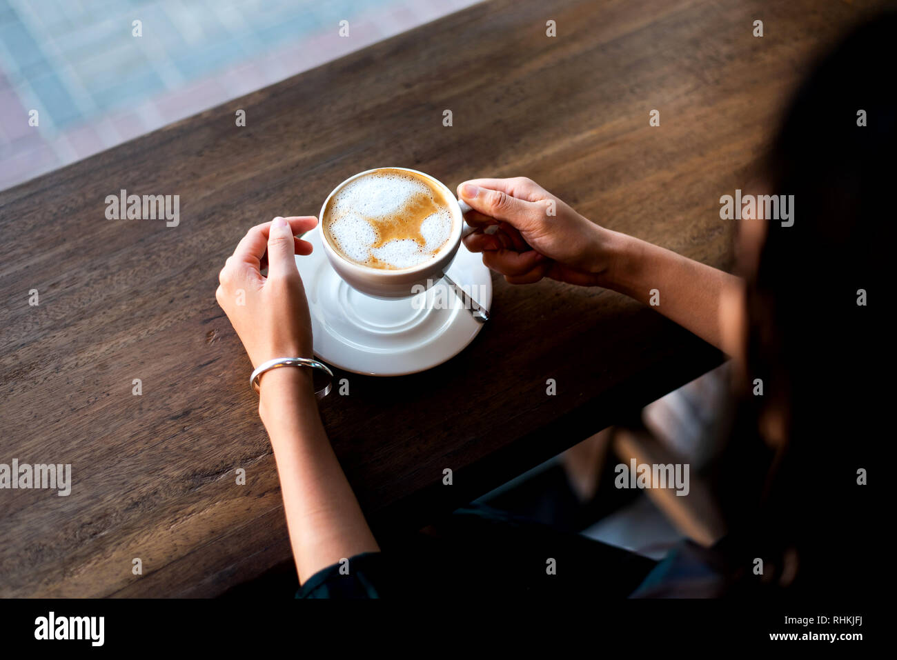 Ragazza con una tazza di caffè nel bar Foto Stock
