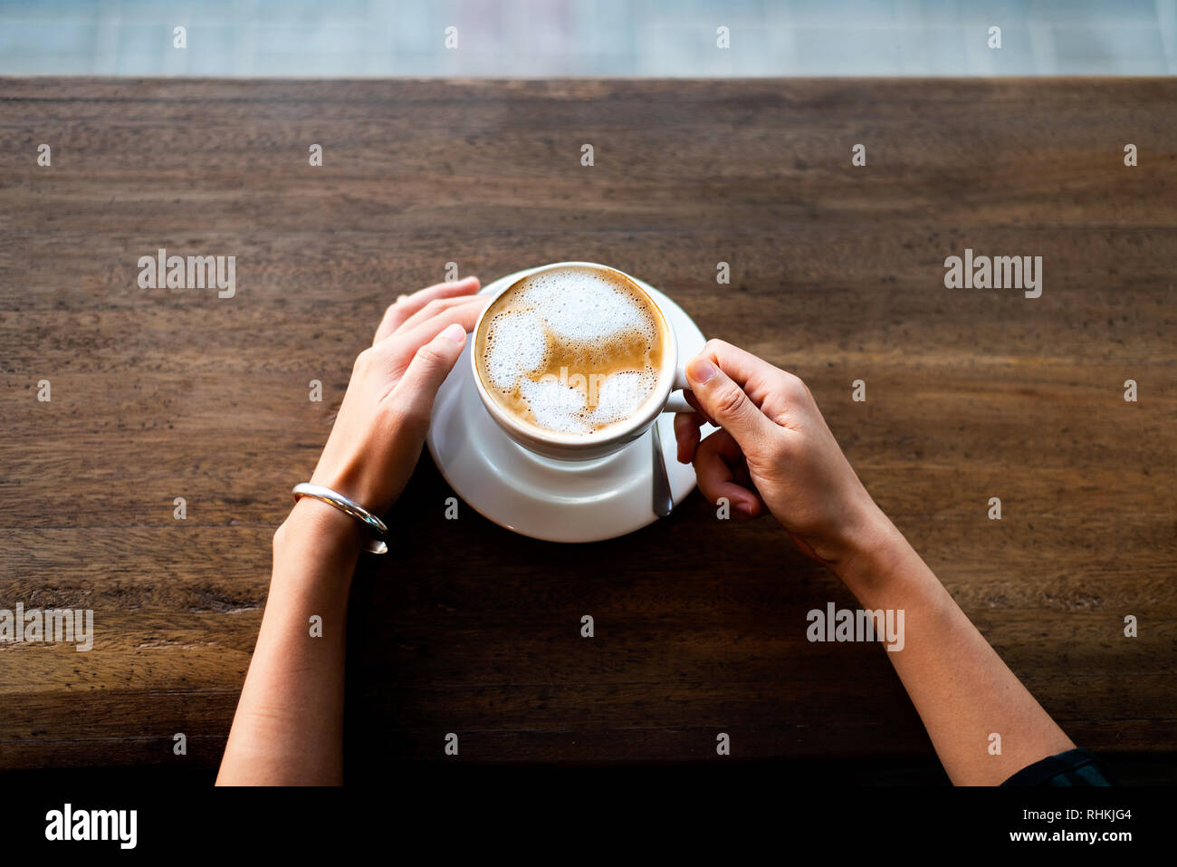 Ragazza con una tazza di caffè nel bar vista po Foto Stock