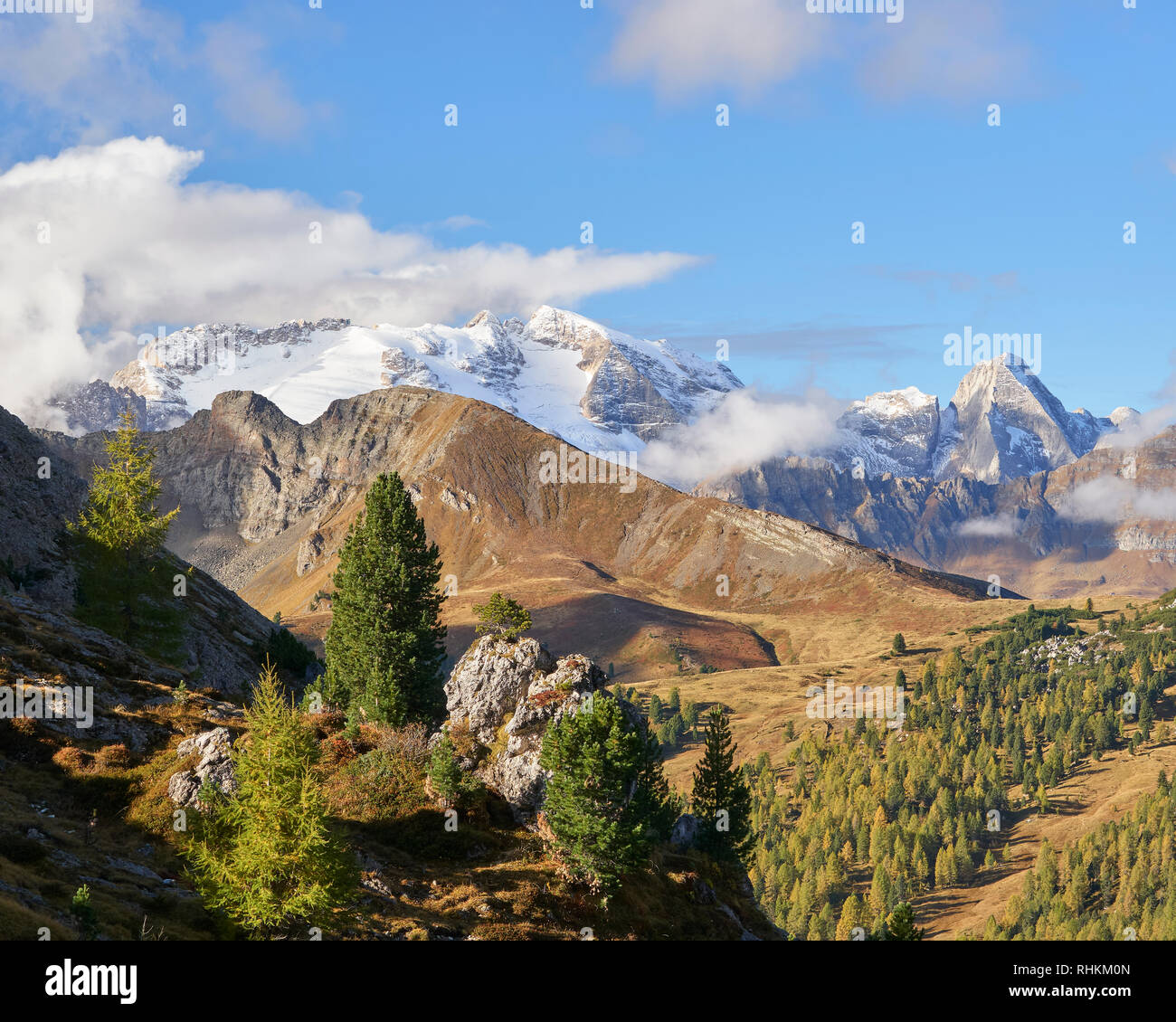 Vista autunnale di Marmolade e Col di Lana, Dolomiti, Belluno, Veneto, Italia Foto Stock