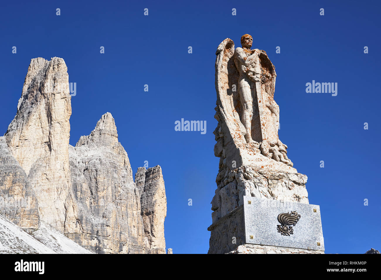 Guerra Mondiale 1 Memoriale di guerra con una spada che trasportano angelo, con Tre Cime di Lavaredo in background, Misurina, Dolomiti, Veneto, Italia. Foto Stock