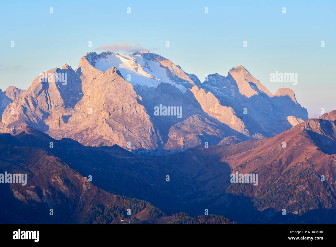 Marmolade a sunrise. Vista dal Monte Poro, Dolomiti, Belluno, Veneto, Italia Foto Stock