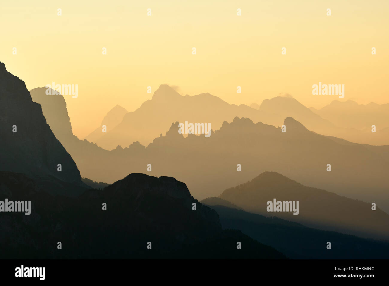 Dolomiti silhouette all'alba. Vista dal Monte Poro, Dolomiti, Belluno, Veneto, Italia Foto Stock