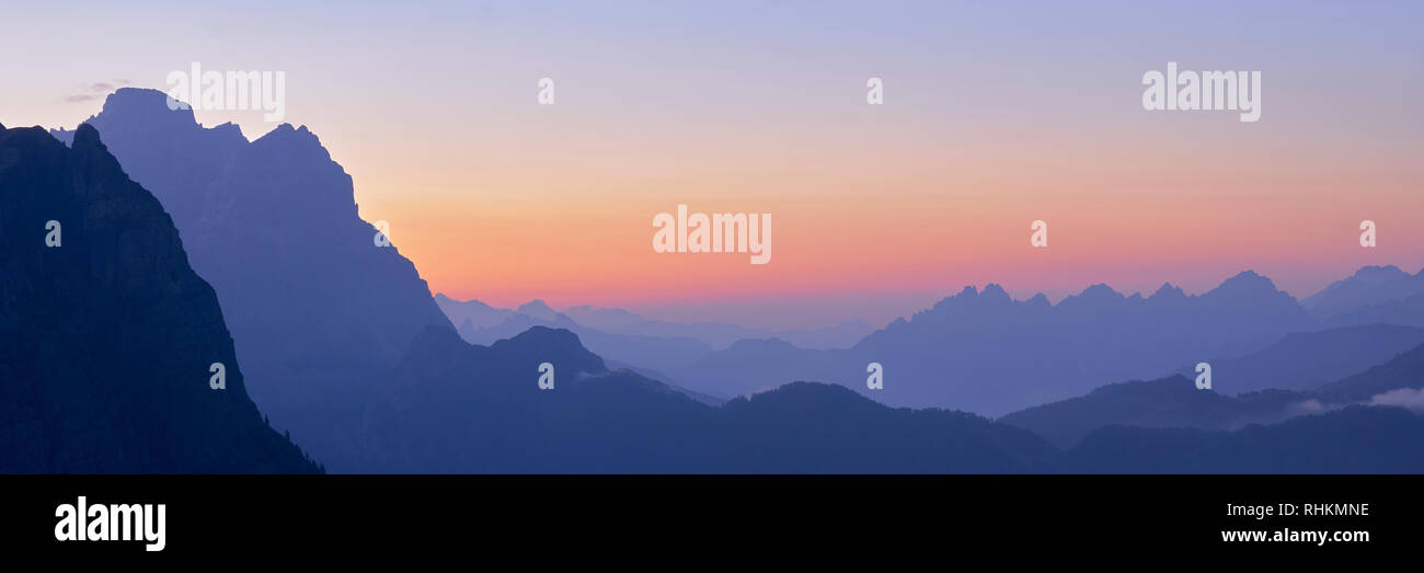 Vista panoramica del Monte Pelmo, Dolomiti, Belluno, Veneto, Italia a sunrise. Vista dal Monte Poro Foto Stock