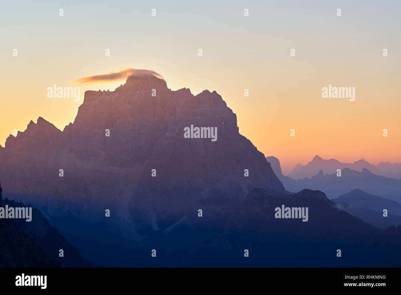Vista del Monte Pelmo, Dolomiti, Belluno, Veneto, Italia a sunrise. Vista dal Monte Poro Foto Stock