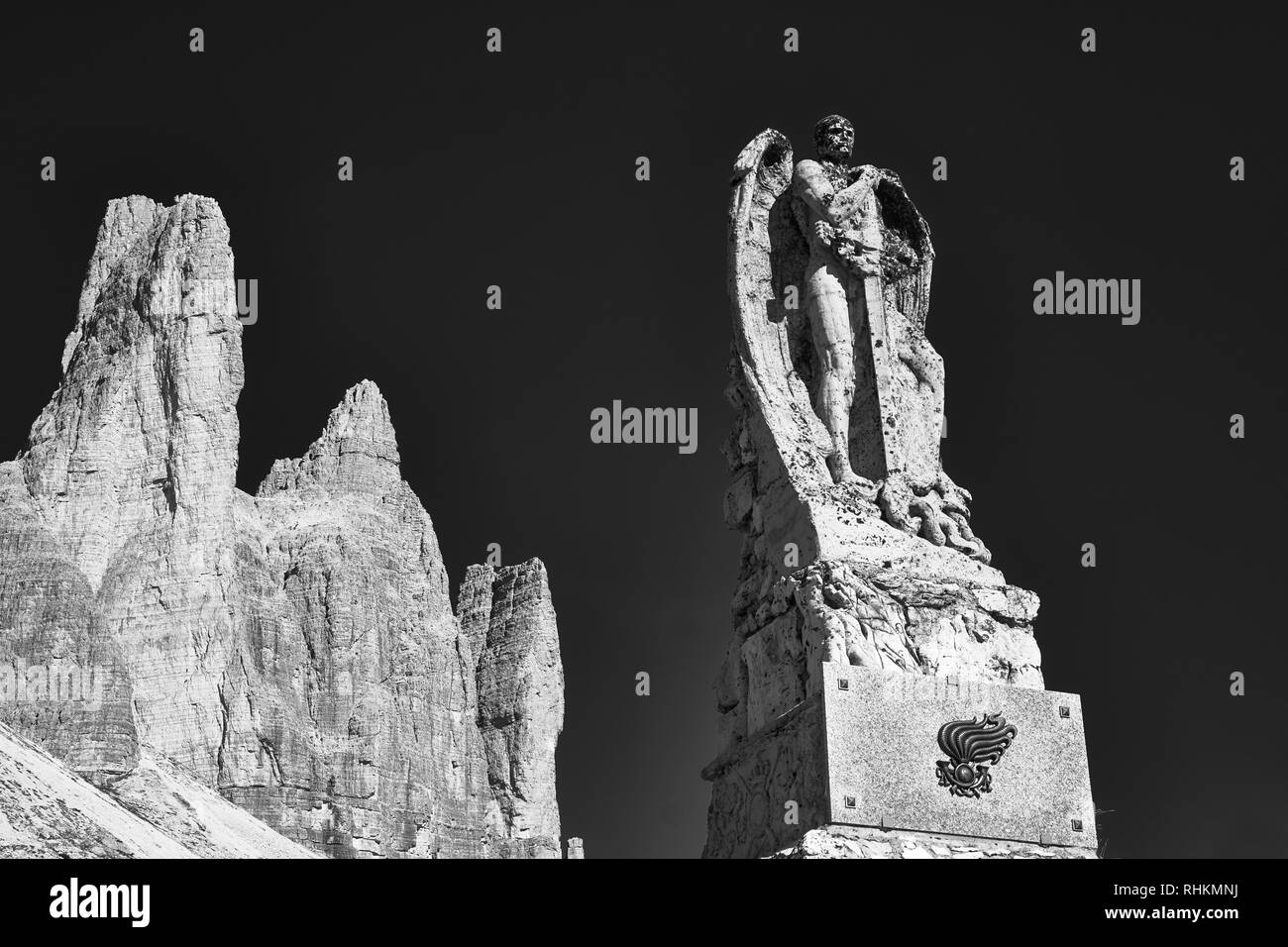 Guerra Mondiale 1 Memoriale di guerra con una spada che trasportano angelo, con Tre Cime di Lavaredo in background, Misurina, Dolomiti, Veneto, Italia. B&W Foto Stock