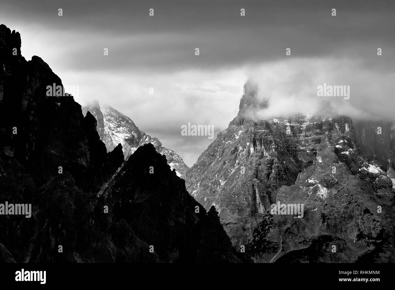 Vista dei Cadini di Misurina, Misurina, Dolomiti, Veneto, Italia. In bianco e nero Foto Stock