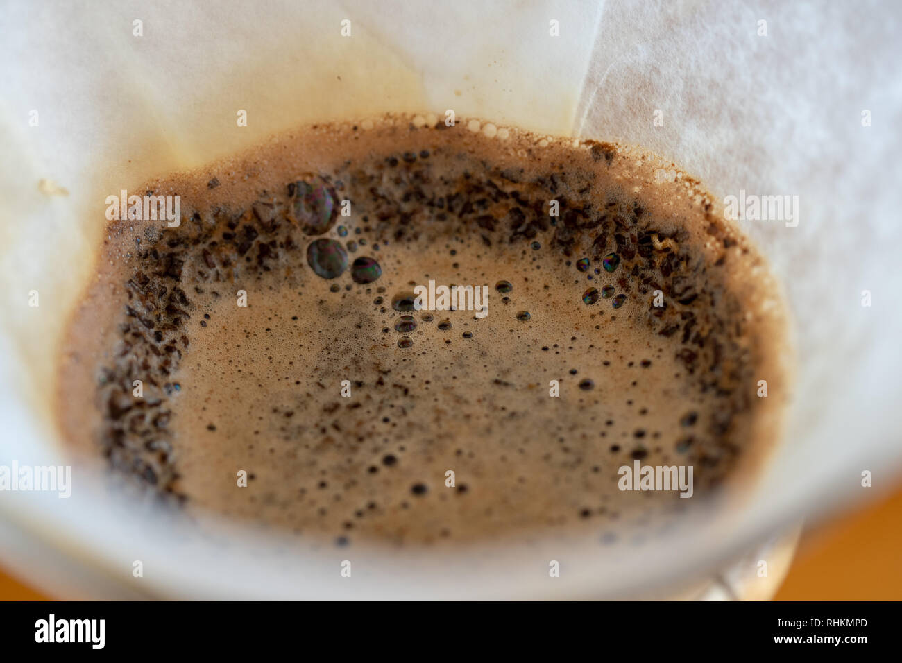 La preparazione del caffè in un chemex filtro closeup Foto Stock