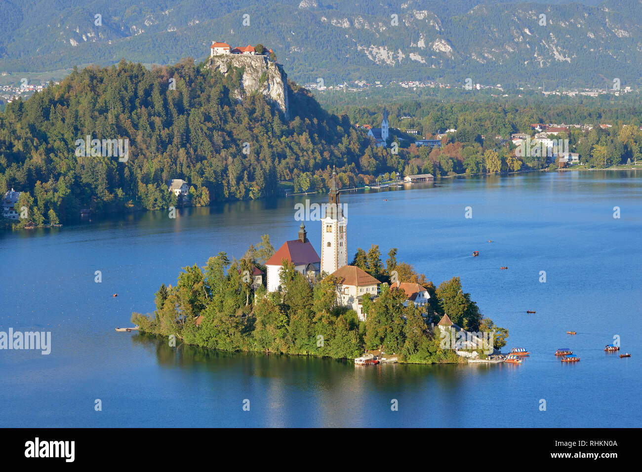 Chiesa dell'Assunzione su Blejski Otok con il castello di Bled, lago di Bled Bled, Gorenjska, Slovenia. Foto Stock