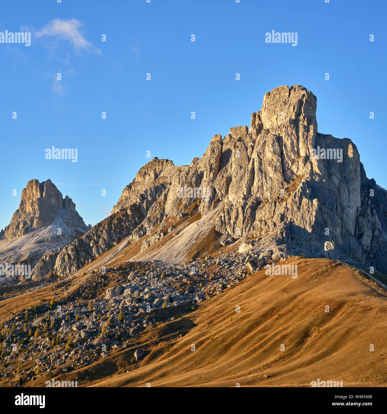 Vista di Ra Guesla, Nuvolau e Averau dal Passo Giau, Dolomiti, Belluno, Veneto, Italia Foto Stock