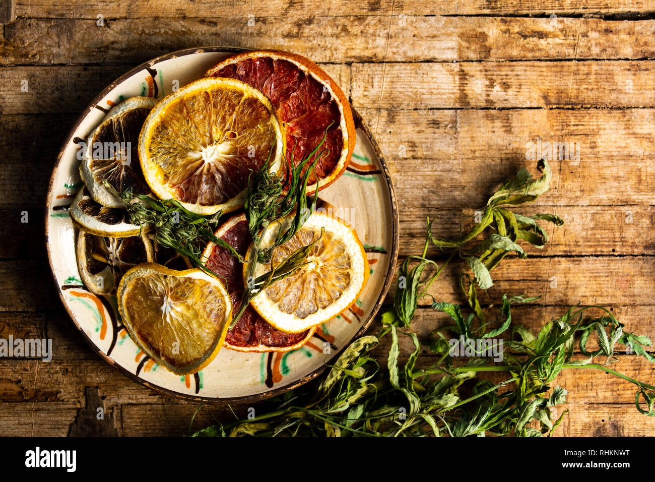 Frutta secca e foglie di marijuana su un piatto piano portapaziente Foto Stock
