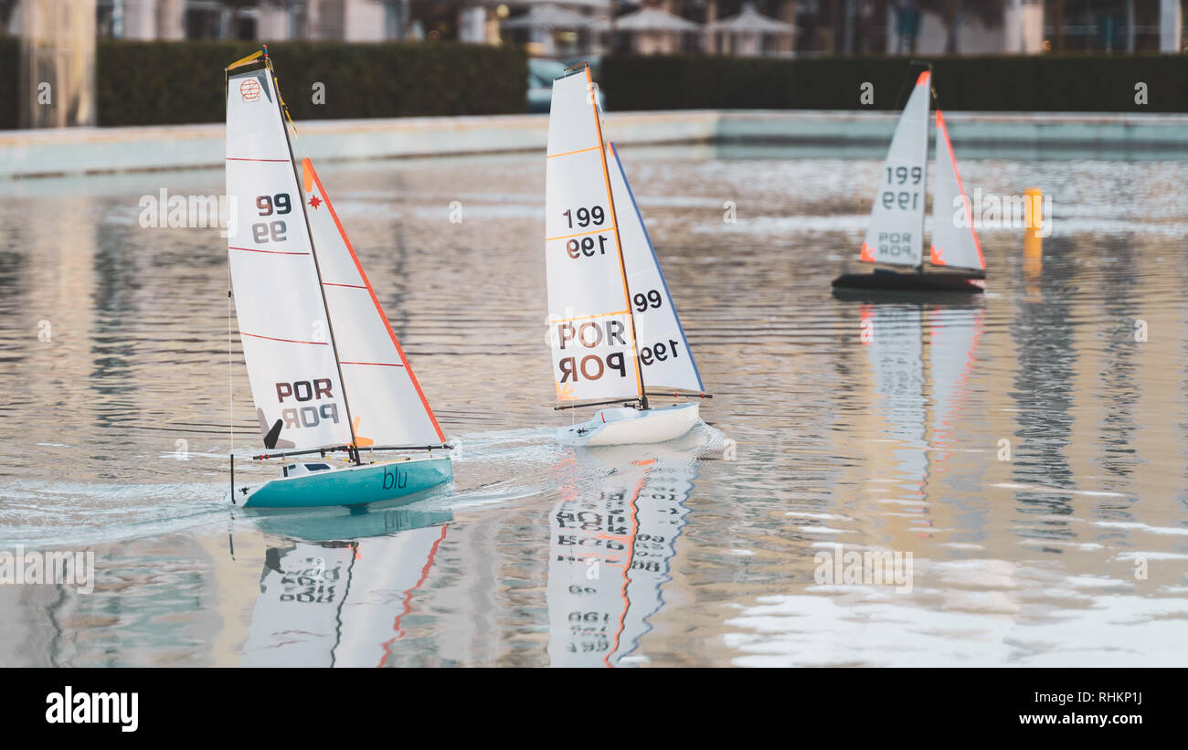 Piccola Vela barche giocattolo di gara. Mini remote di Stagno controllato le barche a vela e yacht in una piccola città sul lago. Foto Stock