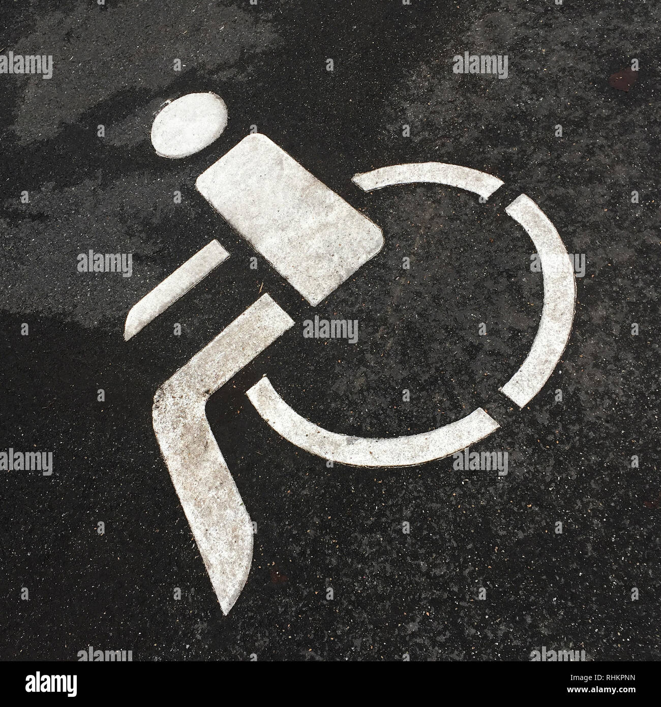 Straßenmarkierung Behindertenparkplatz Foto Stock