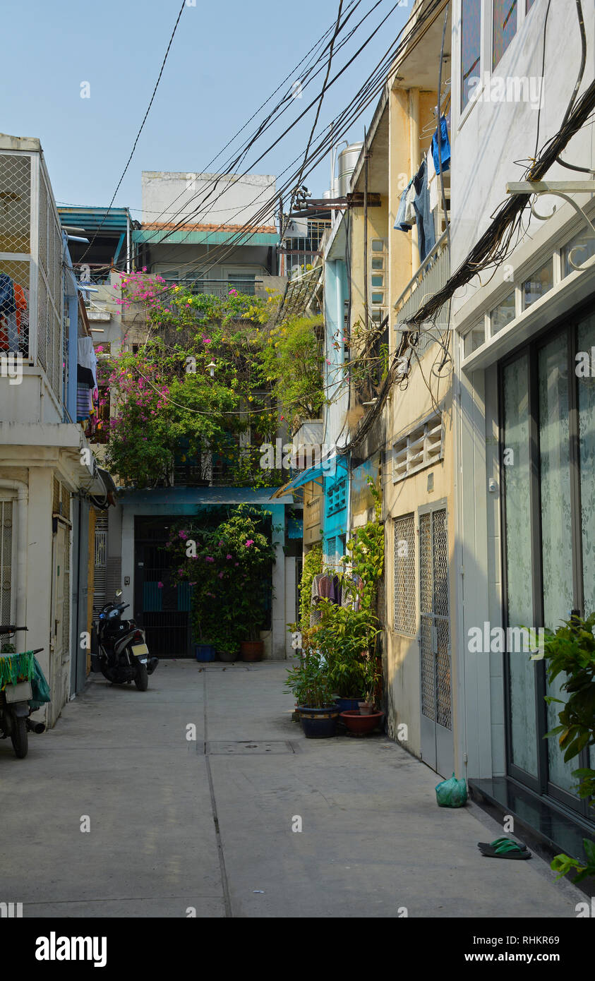 Una piccola zona residenziale back street in Tran Hung vicoli area del distretto 1 di Saigon. Foto Stock