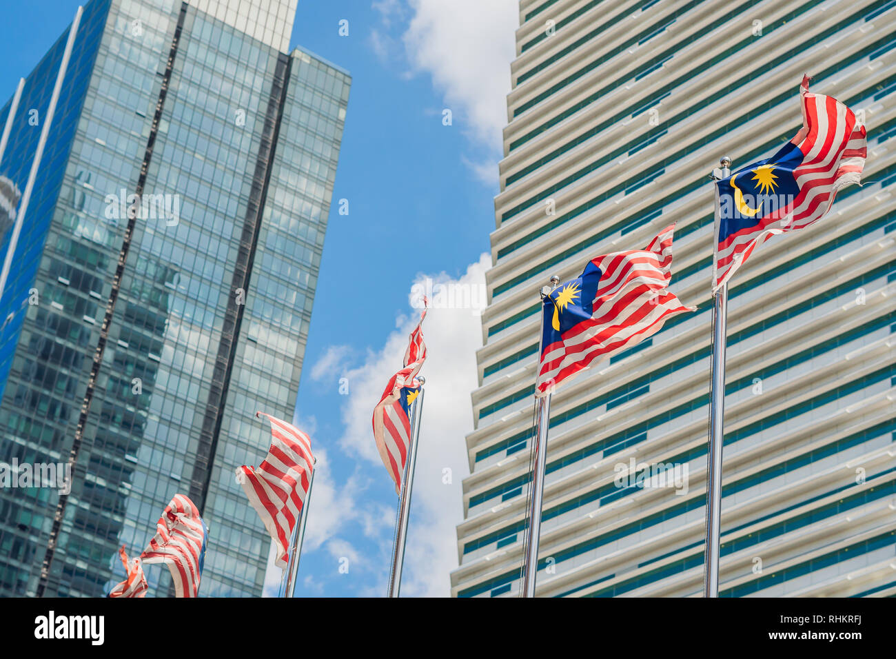 Bandiere di Malesia contro lo sfondo dei grattacieli Foto Stock