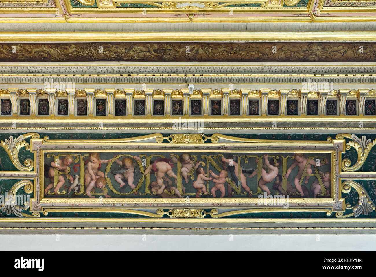 La parola "Florentia" ("Firenze') rappresentata nella decorazione del soffitto da Italian manieristi Giorgio Vasari e di Giovanni Stradano (1561-1562) in camera di Ester (Sala di estere) negli Appartamenti di Eleonora di Toledo (Quartiere di Eleonora) in Palazzo Vecchio a Firenze, Toscana, Italia. Foto Stock