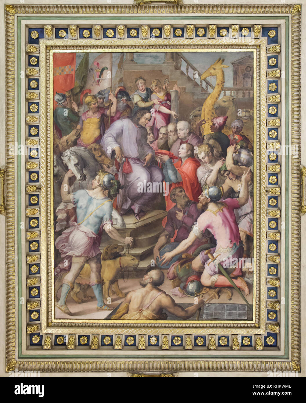 Ambasciatori dei più potenti stati stranieri pagando tributo a Lorenzo il Magnifico. Soffitto dipinto di italiano pittori manieristi Giorgio Vasari e Marco Marchetti da Faenza (1556-1558) in camera di Lorenzo il Magnifico (Sala di Lorenzo il Magnifico) negli appartamenti del papa Leone X (Quartiere di Leone X) in Palazzo Vecchio a Firenze, Toscana, Italia. Il dono di cui prima di Lorenzo il Magnifico includono il cardinale del cappello che il papa ha concesso al suo figlio Giovanni, il futuro papa Leone X. Foto Stock