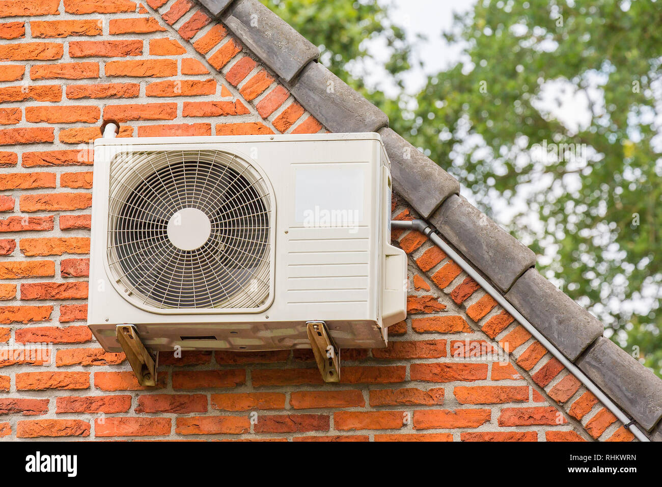 Muro di mattoni di casa con eaves e aria condizionata Foto Stock