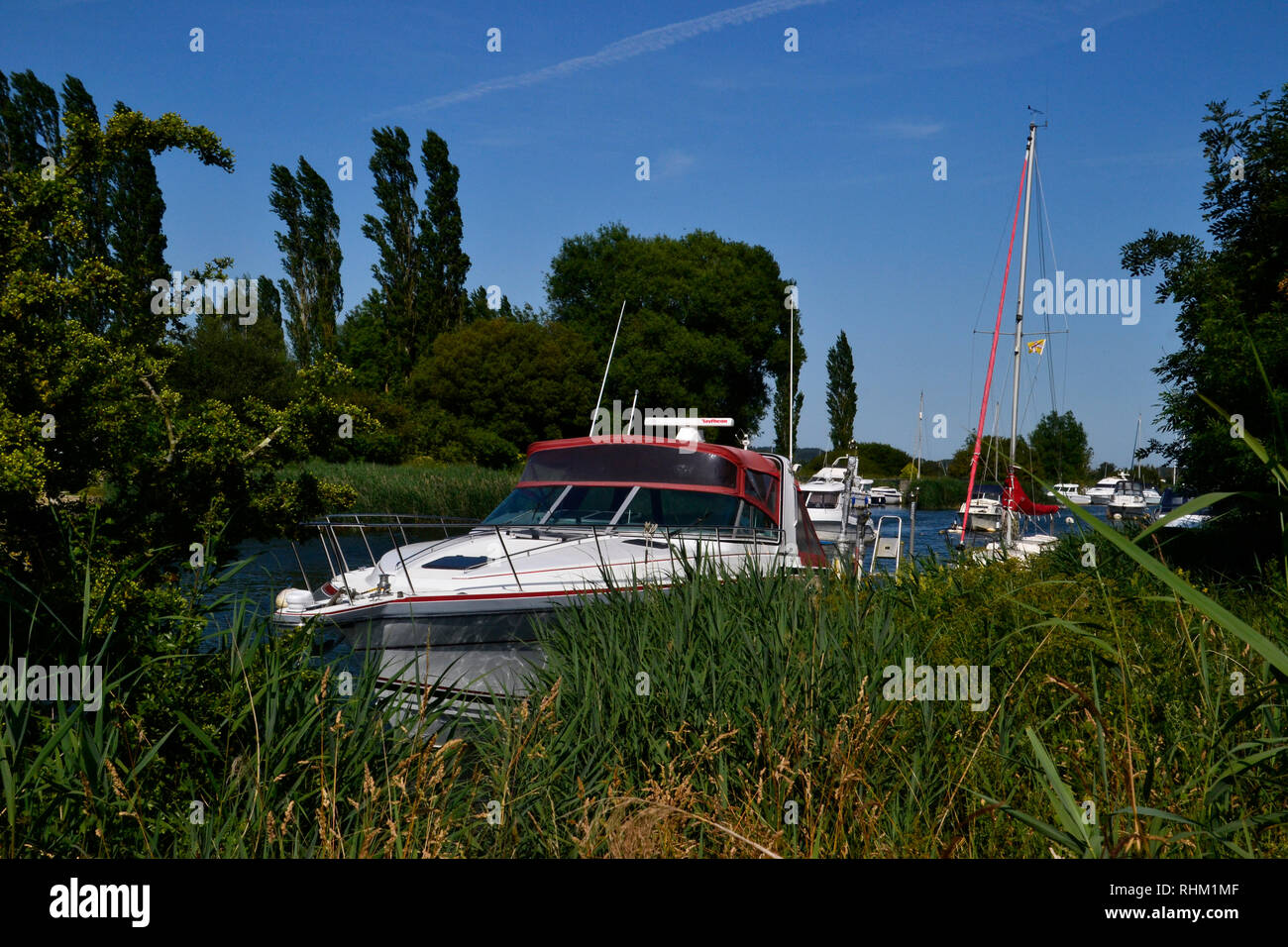 Yacht ormeggiato sul fiume Frome, Wareham in Dorset, Regno Unito Foto Stock