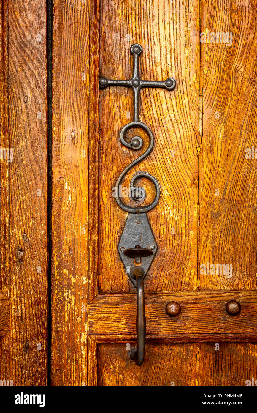 Croce in metallo e la maniglia sulla porta di legno, Francia Foto Stock