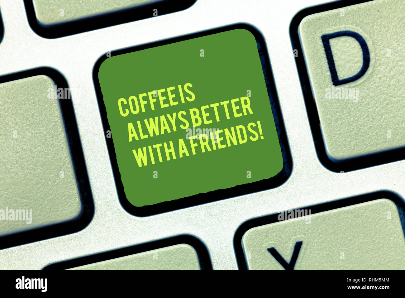 Scrittura testo scrittura di caffè è sempre meglio con gli amici. Concetto significato incontro con amati per godere dei tasti della tastiera intenzione di creare c Foto Stock
