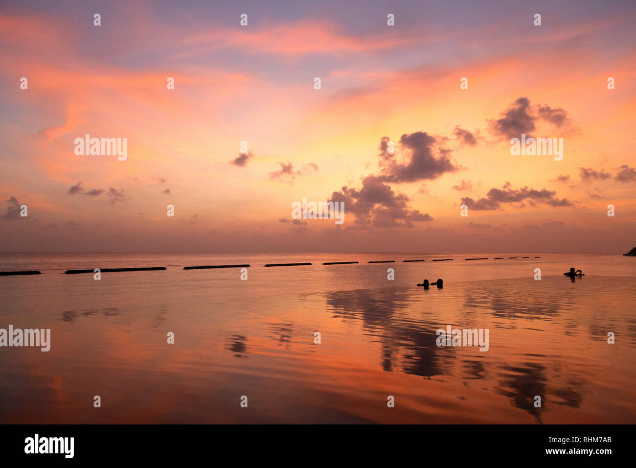 Maldive tramonto - drammatico tramonto colorato su Rasdhoo atoll, Maldive, Asia Foto Stock