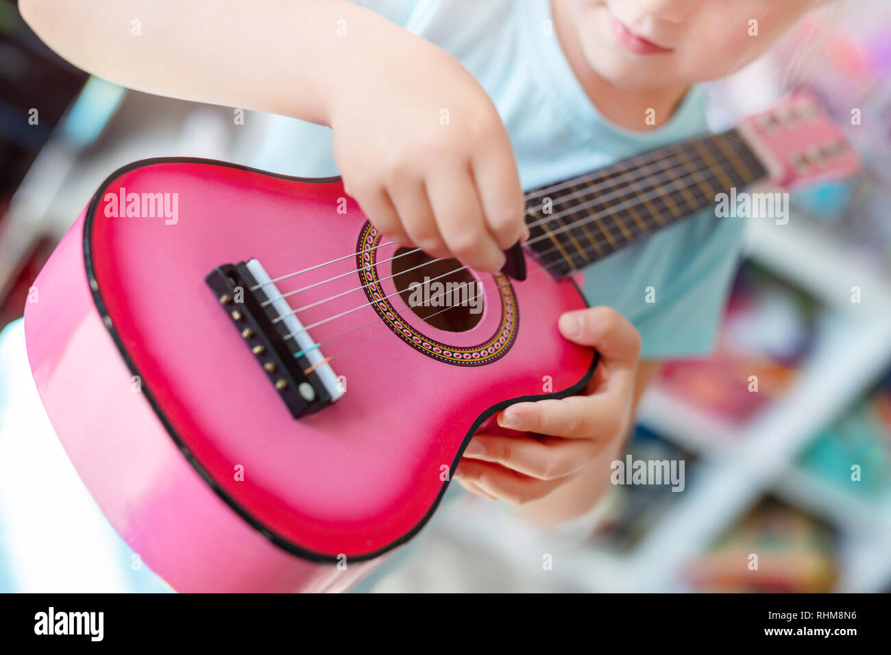 Poco carino ragazza bionda divertirsi imparando a giocare piccolo