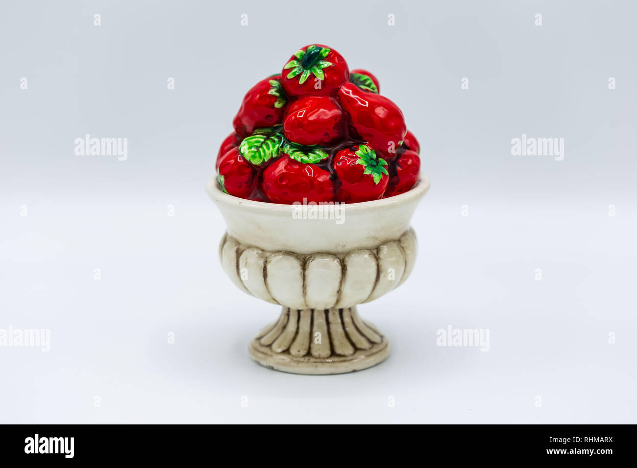 Un round candy piatto con fondo bianco e fragole sul coperchio Foto Stock